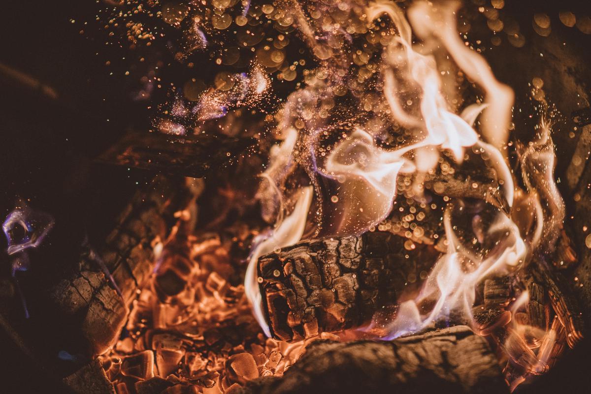 Glühende Kohlen in einem Anzündkamin für den Grill