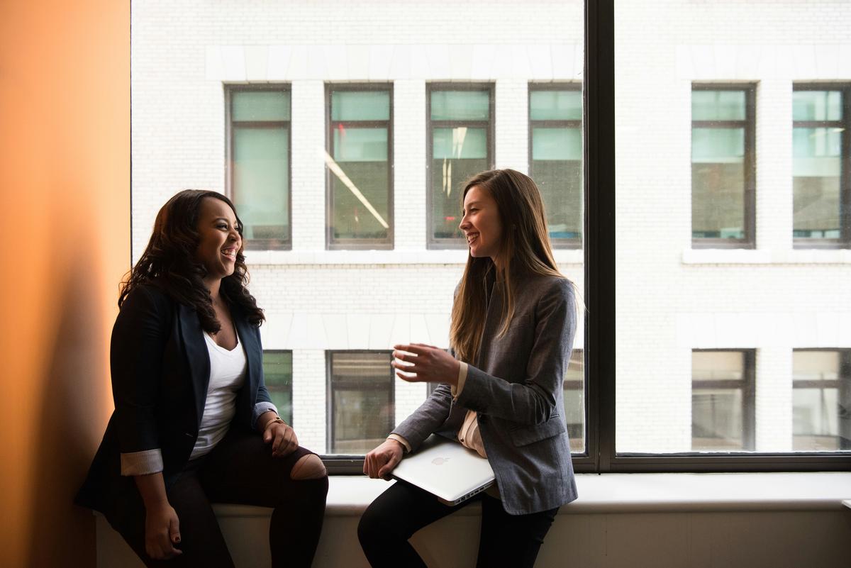 A college student meeting with an alumni mentor, having a conversation and receiving guidance.